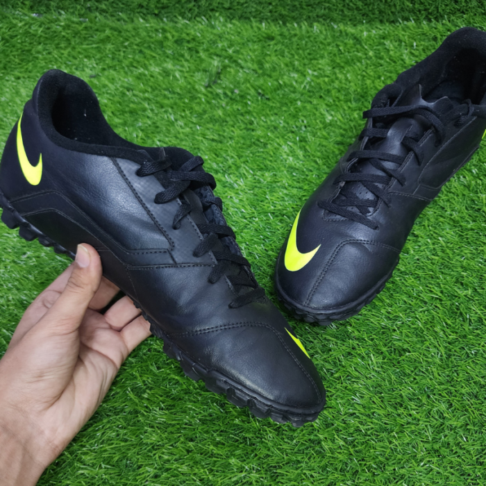 NiKE BOMBA II BLACK/VOLT
